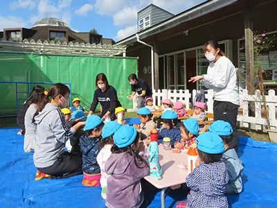 中庭でピクニック