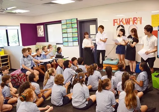 小学校で日本文化を題材に交流