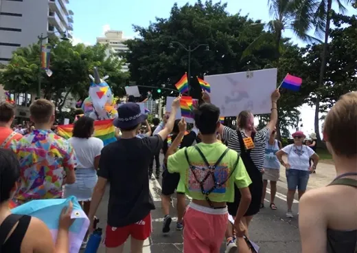 ハワイ大学主催のLGBTパレードに参加