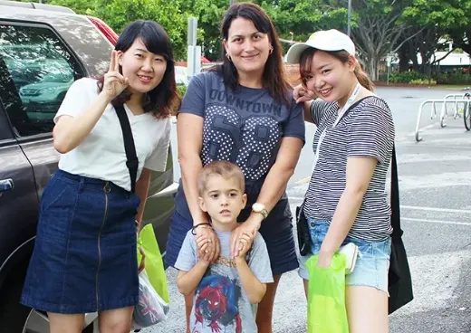 ホームステイ先の家族の見送り